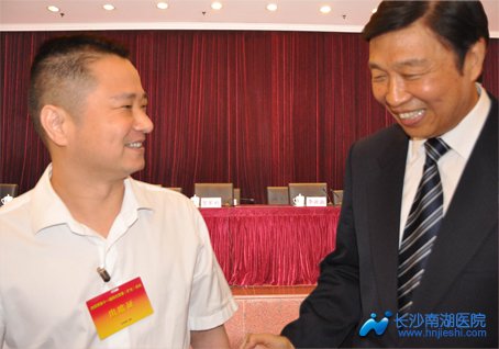 中央政治局委员、国家副主席李源潮在全国青联常委会期间与我院集团董事长亲切交流