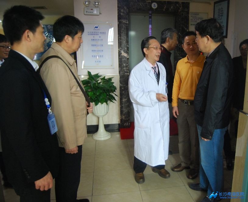 梁主任一行与骨病科主任龙文荣教授进行了亲切的交流