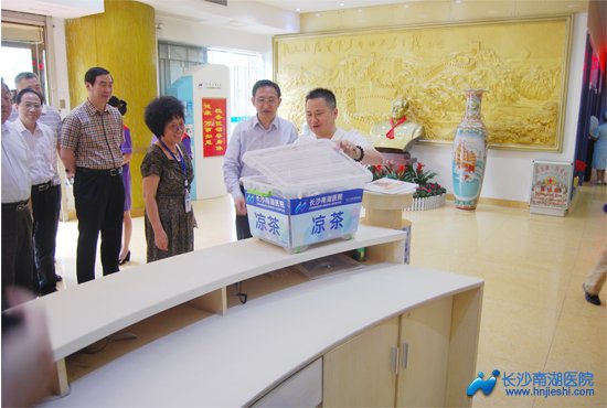 我院集团董事长李军教授为调研组介绍长沙南湖医院优惠向周边居民赠送凉茶的服务