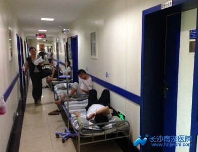 长沙南湖医院泌尿外科（结石）床位加到了走廊